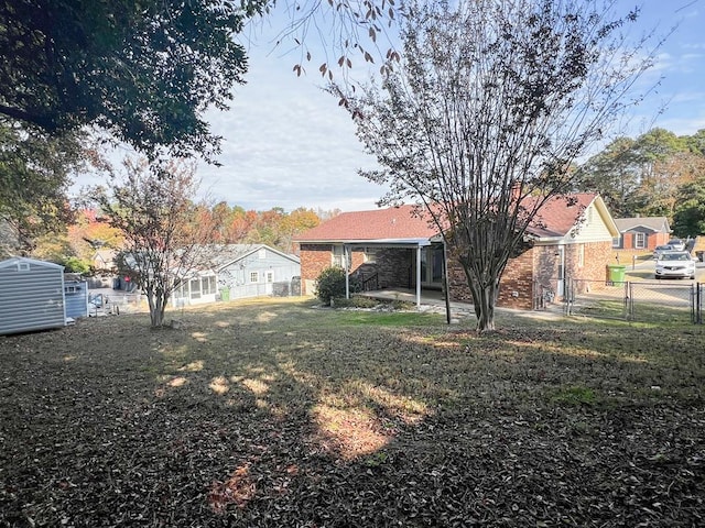 view of yard featuring a storage unit