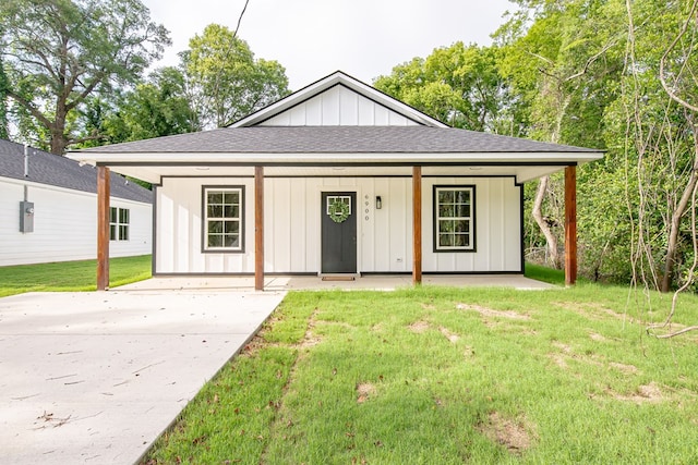 6900 Forrest Rd, Columbus, GA 31907 - modern farmhouse style home featuring board and batten siding, roof with shingles, a front yard, a porch, and concrete driveway