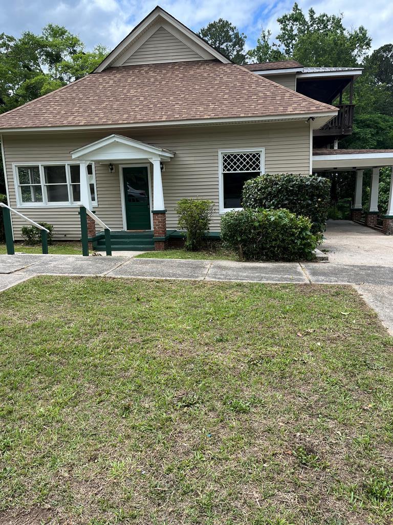 view of front of home with a front lawn