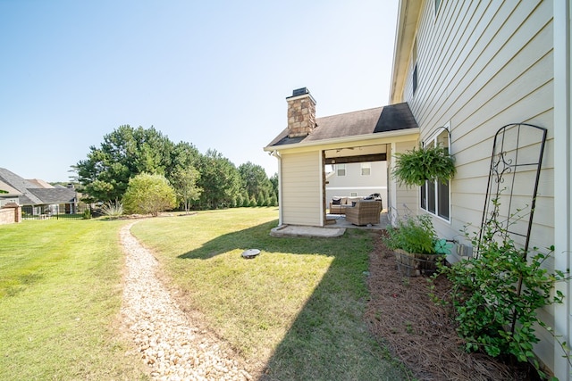 view of yard featuring outdoor lounge area