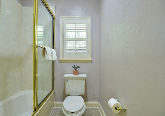 full bathroom with baseboards, enclosed tub / shower combo, and toilet