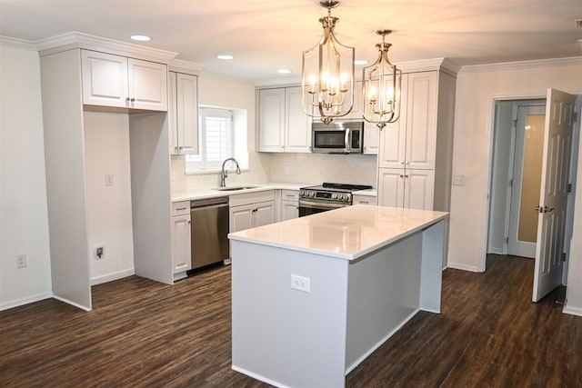 kitchen with stainless steel appliances, dark wood-type flooring, a sink, decorative backsplash, and crown molding