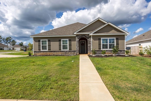 view of front of property featuring a front yard