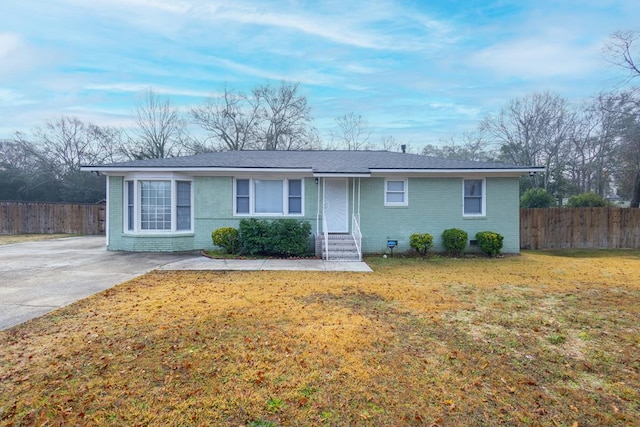 single story home featuring a front lawn