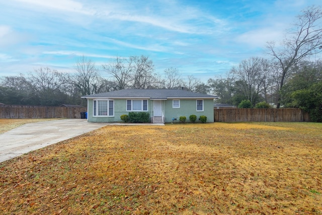 ranch-style house featuring a front yard