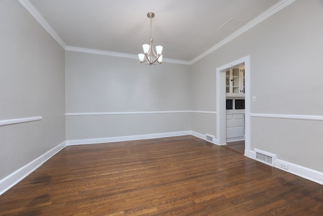 unfurnished room featuring crown molding, dark wood-type flooring, and a chandelier