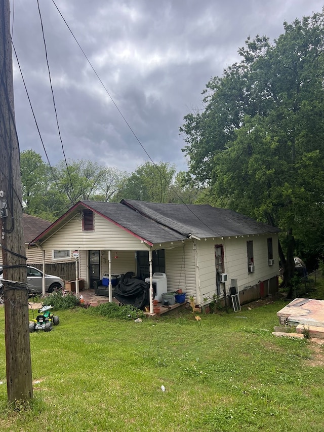 back of house featuring a lawn