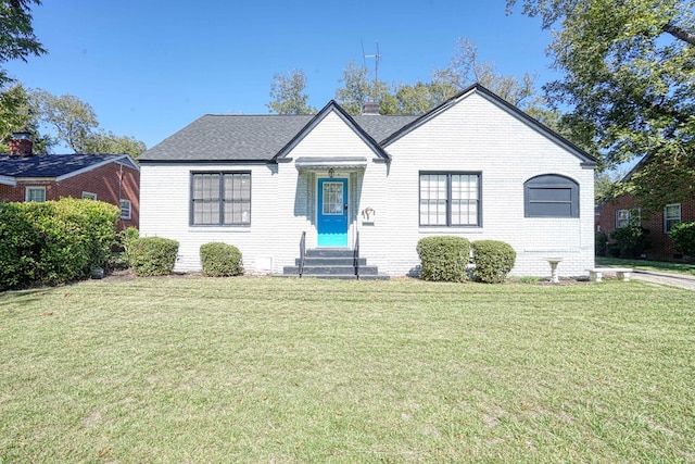 bungalow featuring a front yard