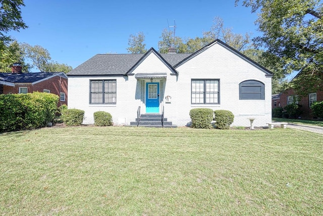 view of front facade with a front lawn