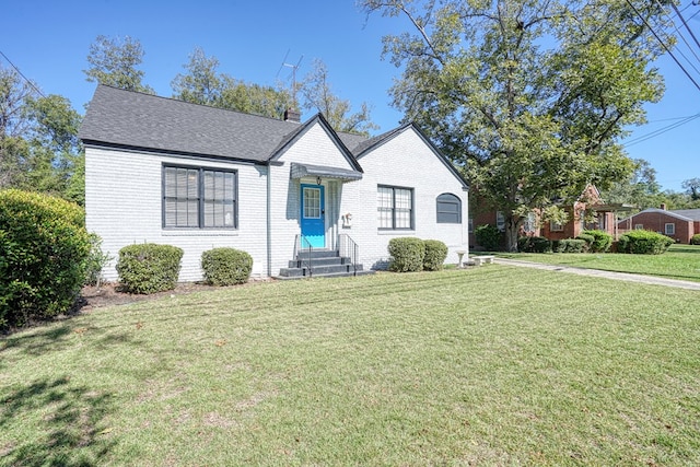 view of front facade with a front lawn