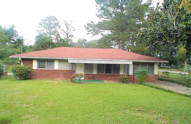 ranch-style home with a front yard