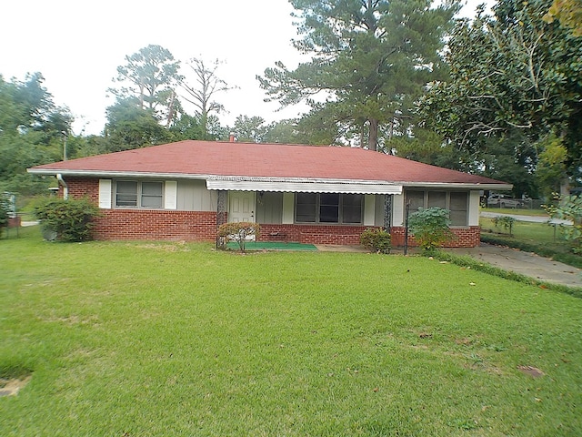 ranch-style house with a front yard