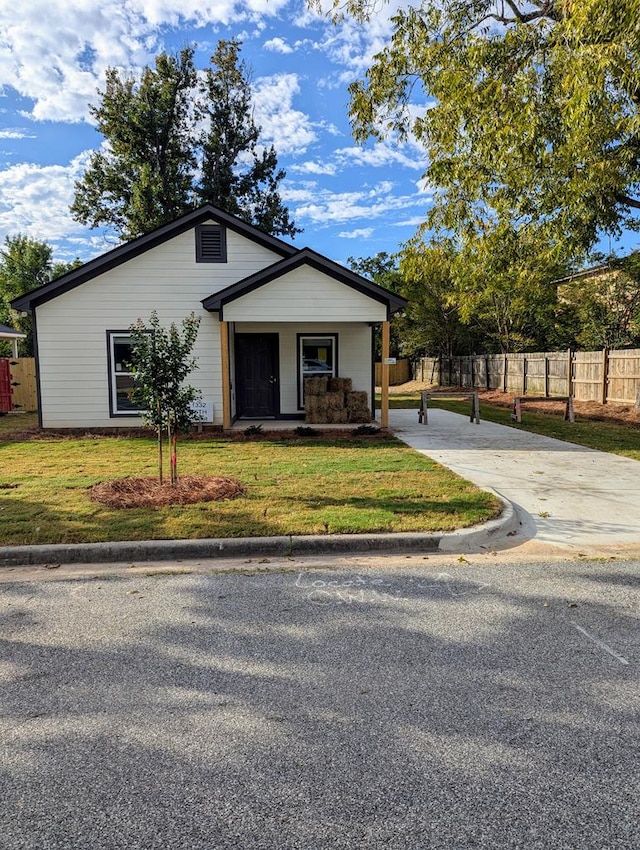 view of front of house with a front lawn