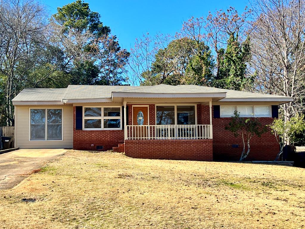 view of front facade featuring a front lawn and covered porch