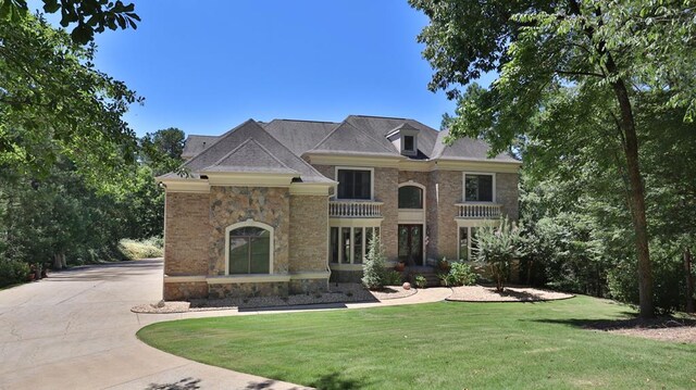 view of front of home featuring a front yard