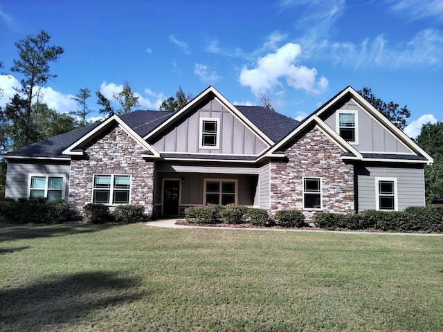 craftsman inspired home featuring a front lawn