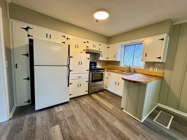 4044 Norwood Dr, Columbus, GA 31907 - kitchen featuring visible vents, under cabinet range hood, stainless steel range with electric stovetop, freestanding refrigerator, and a sink