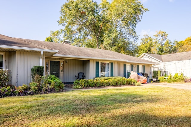 ranch-style home with a front yard