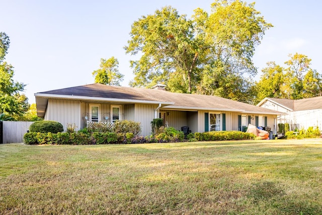 ranch-style home with a front yard