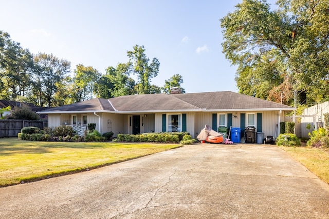 ranch-style home featuring a front lawn