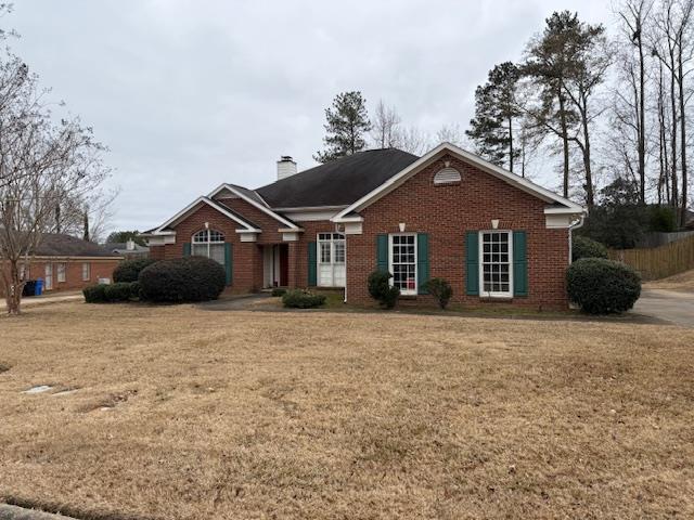 view of front facade with a front yard