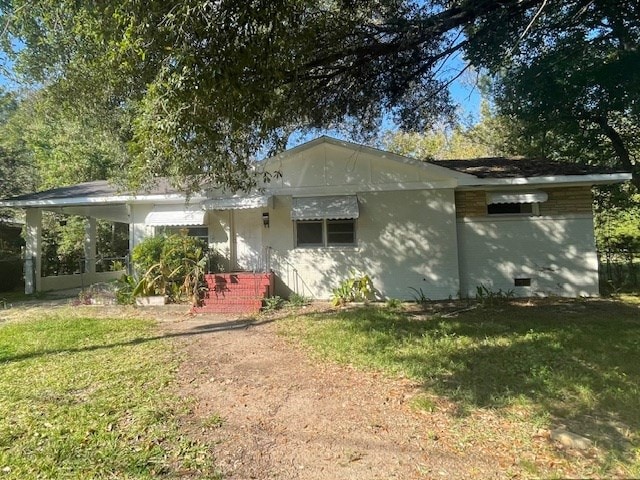 view of front of house with a front yard