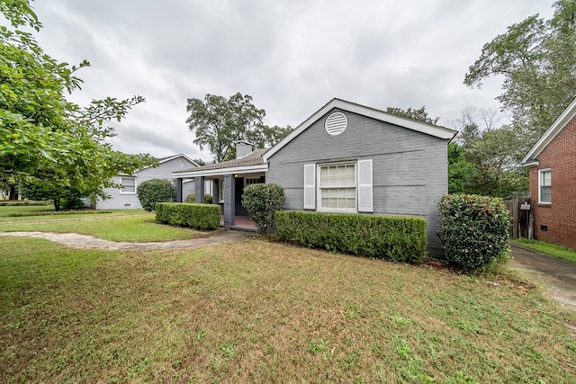 single story home featuring a front yard