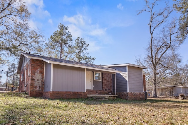 view of front of house featuring a front lawn