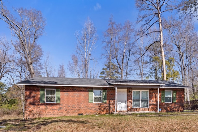 single story home with a front lawn