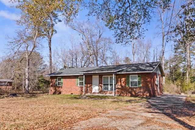 single story home featuring a front lawn