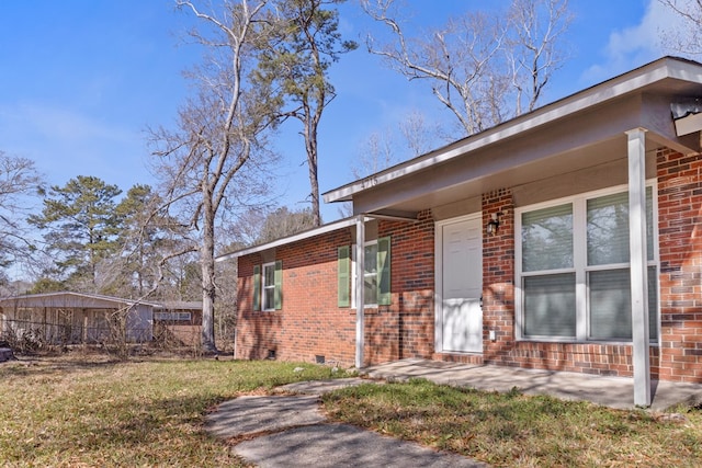 view of front of home featuring a front yard and a patio area