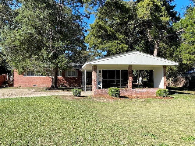 view of front facade featuring a front lawn