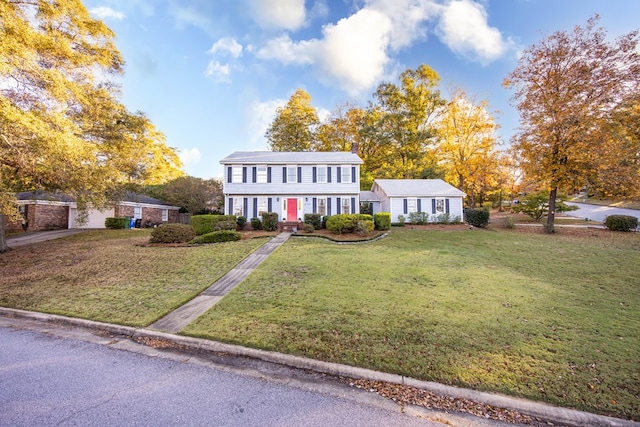 view of front facade with a front lawn