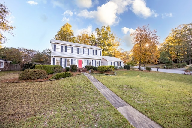 view of front facade featuring a front yard