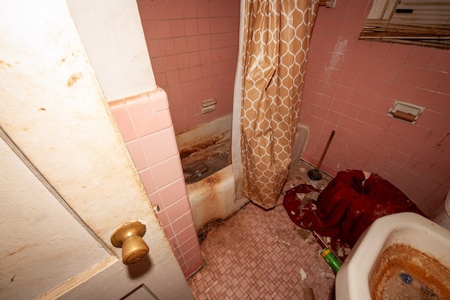 full bath featuring toilet, shower / tub combo, tile walls, and tile patterned floors