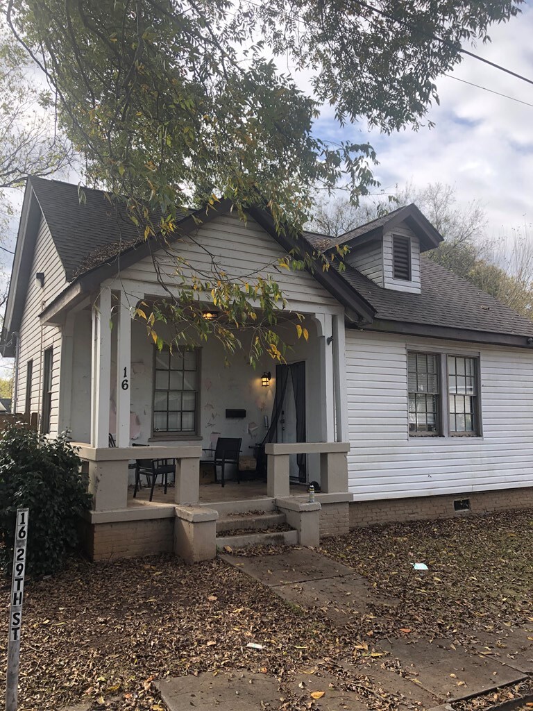 view of front of house featuring covered porch