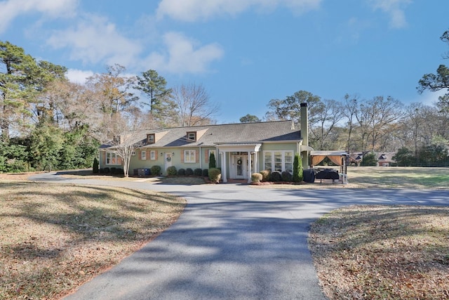 view of front of house featuring a front yard