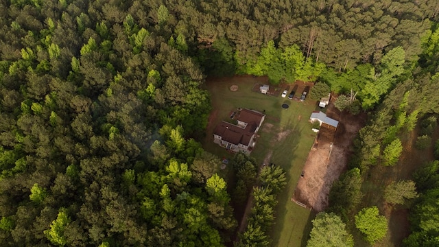 birds eye view of property featuring a forest view