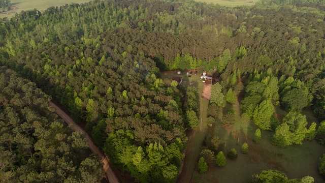birds eye view of property featuring a forest view