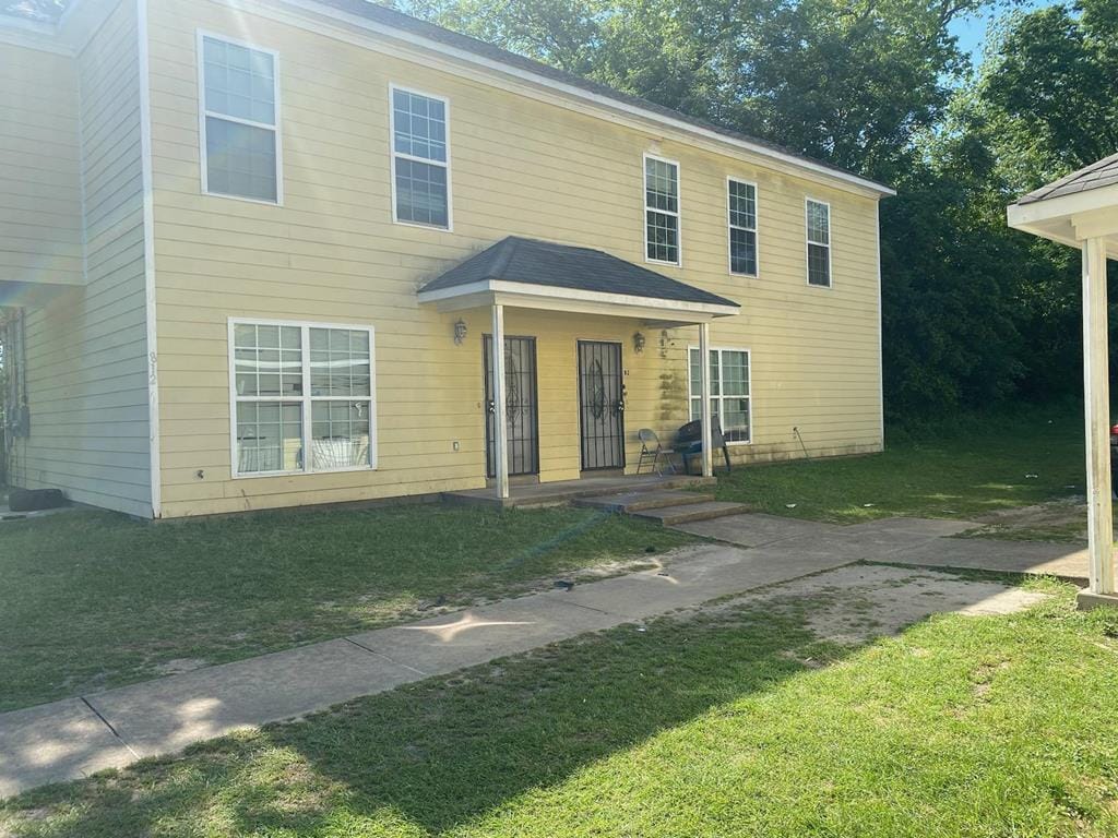 view of front of home with a front lawn