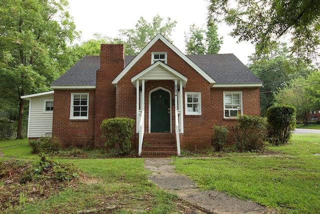 view of front facade featuring a front yard