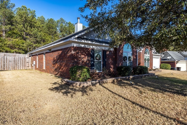 view of front facade featuring a front lawn