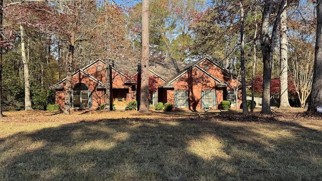 view of front facade featuring a front yard