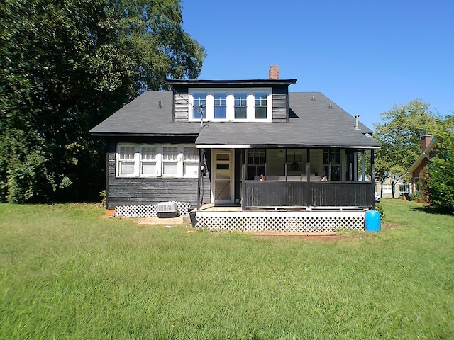 view of front of property featuring a front lawn