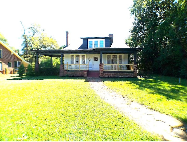 view of front of property featuring a front yard and a porch