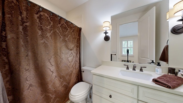 7718 River Crest Dr, Columbus, GA 31904 - full bath with toilet, vanity, and curtained shower