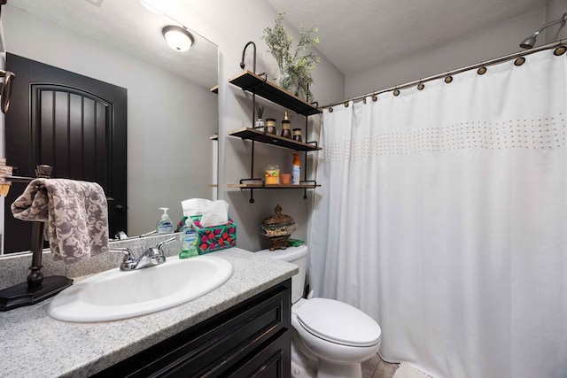 full bathroom with curtained shower, vanity, and toilet