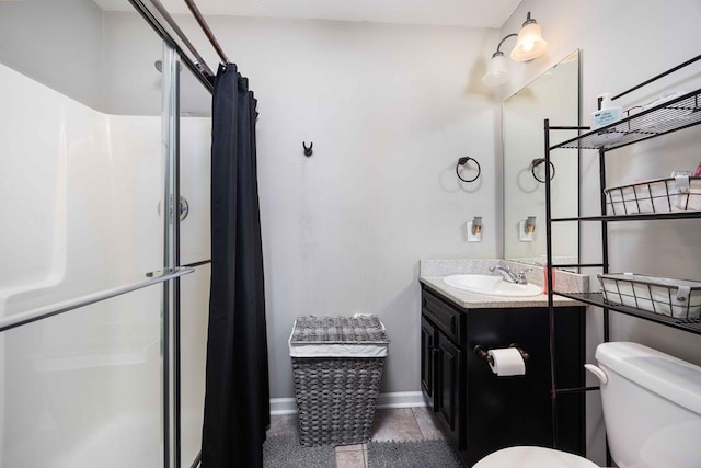 full bathroom featuring a shower with curtain, baseboards, vanity, and toilet