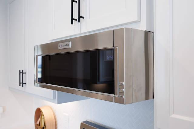 details with white cabinets and tasteful backsplash