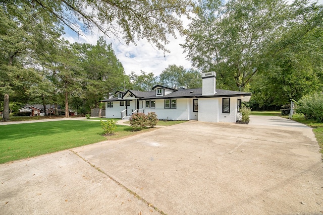 single story home featuring a front yard